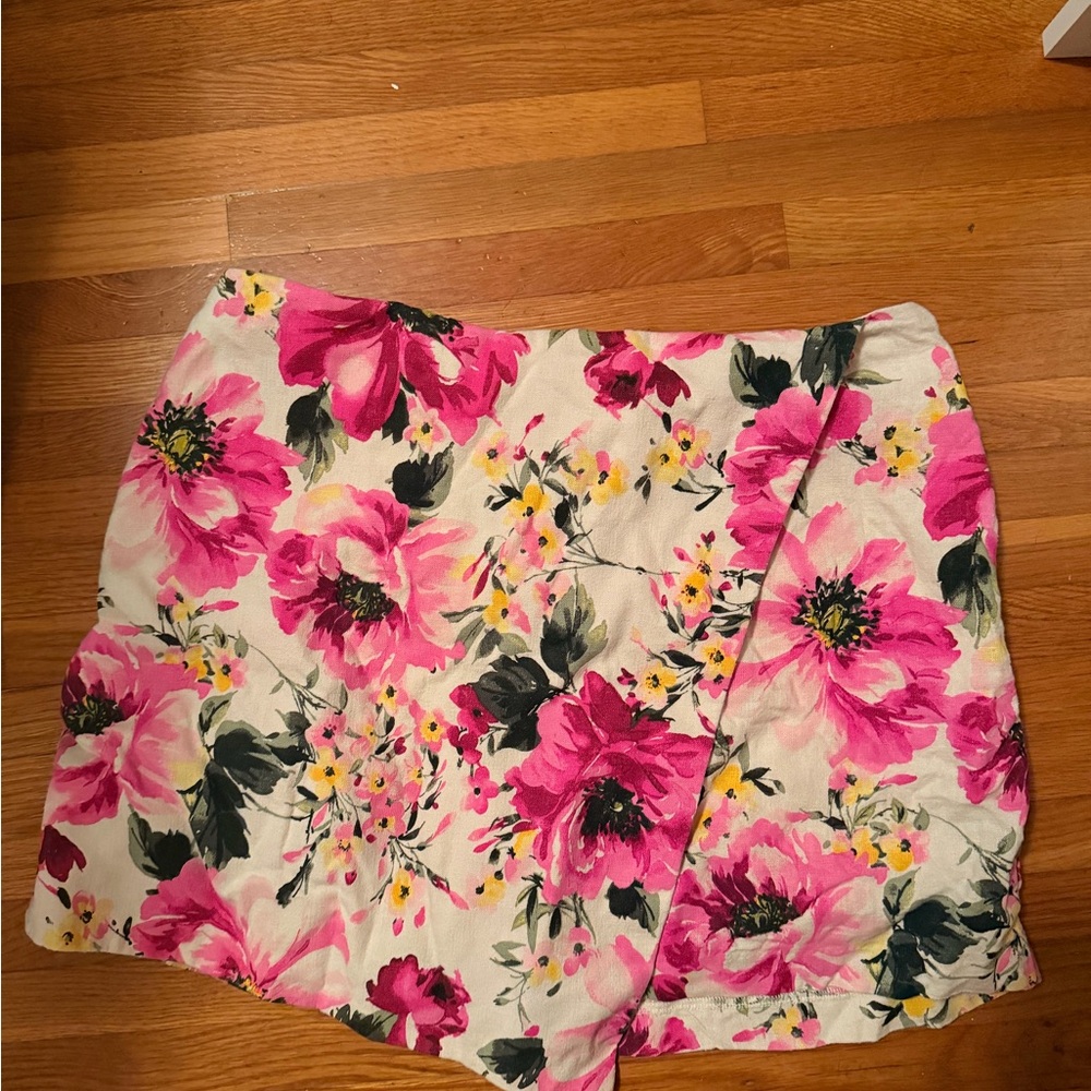 Abercrombie & Fitch Pink and Cream Floral 
Skort!